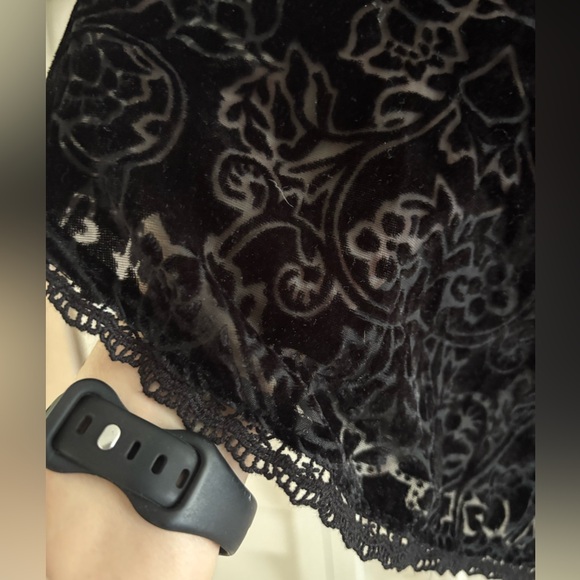 Knox Rose NWT Black Velvet Burnout Long Sleeve Ruffle Cuff Top Size Medium - Picture 5 of 11